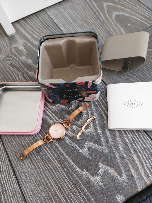 Продавам дамски часовник FOSSIL es3268