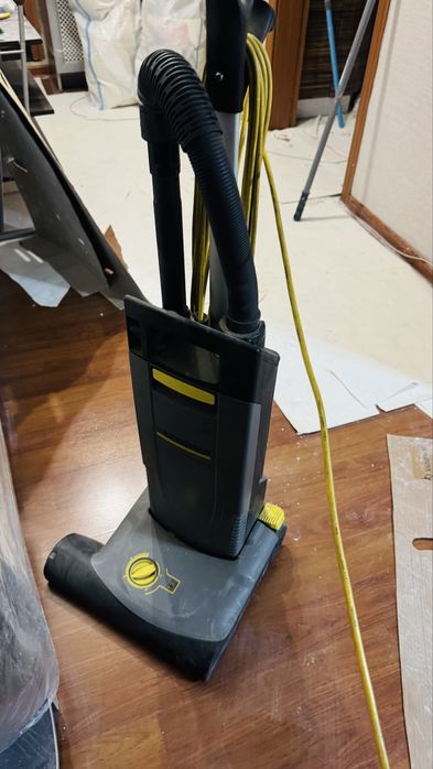 Щеточный пылесос Karcher CV 38/2