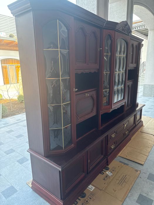 Продается гостиный сервант