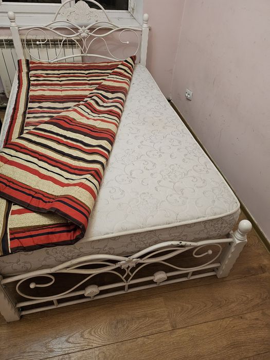 Продам кровать с матрасом