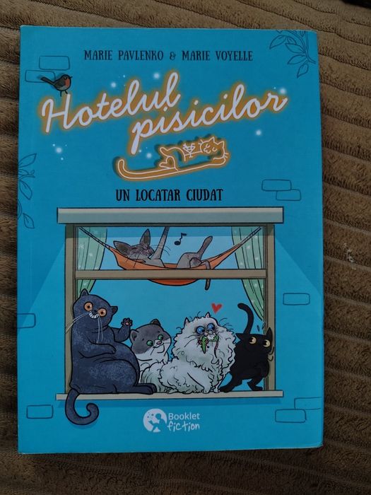 Vand diferite cărți pentru copii