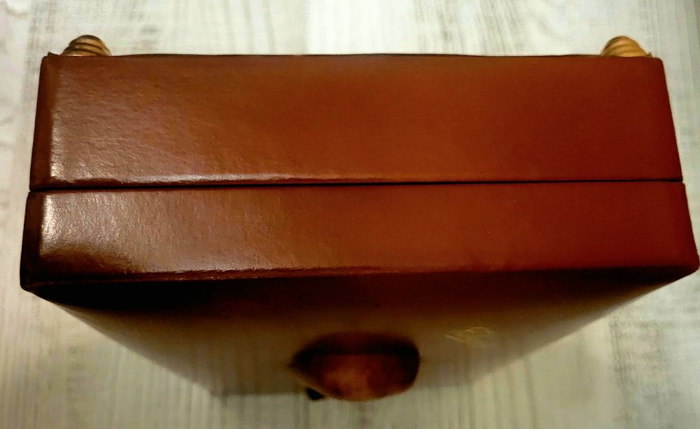Vand/Schimb tabachera muzicala din lemn și piele,originala Cuba