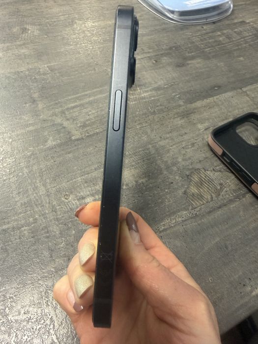 Продавам iPhone 13