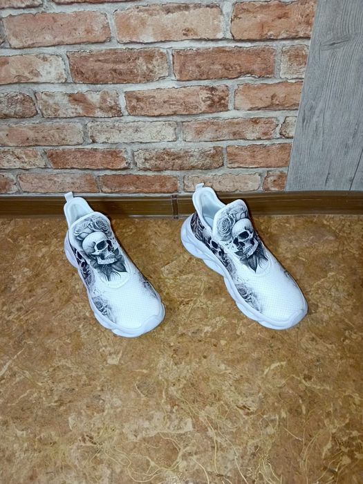 Стильные кроссовки