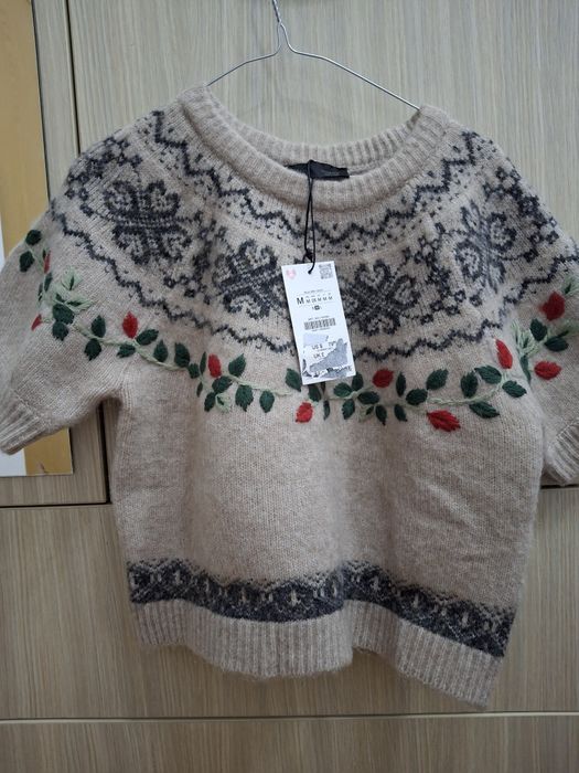 Pulover cu flori brodate Zara