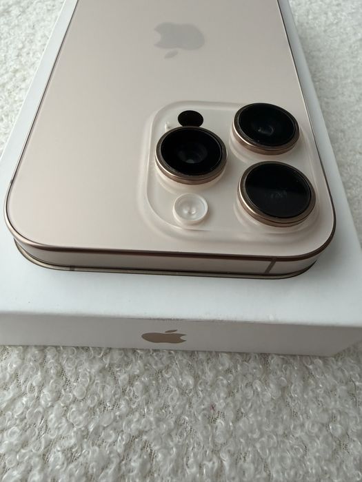 iPhone 16 Pro, desert titanium, 256 GB.