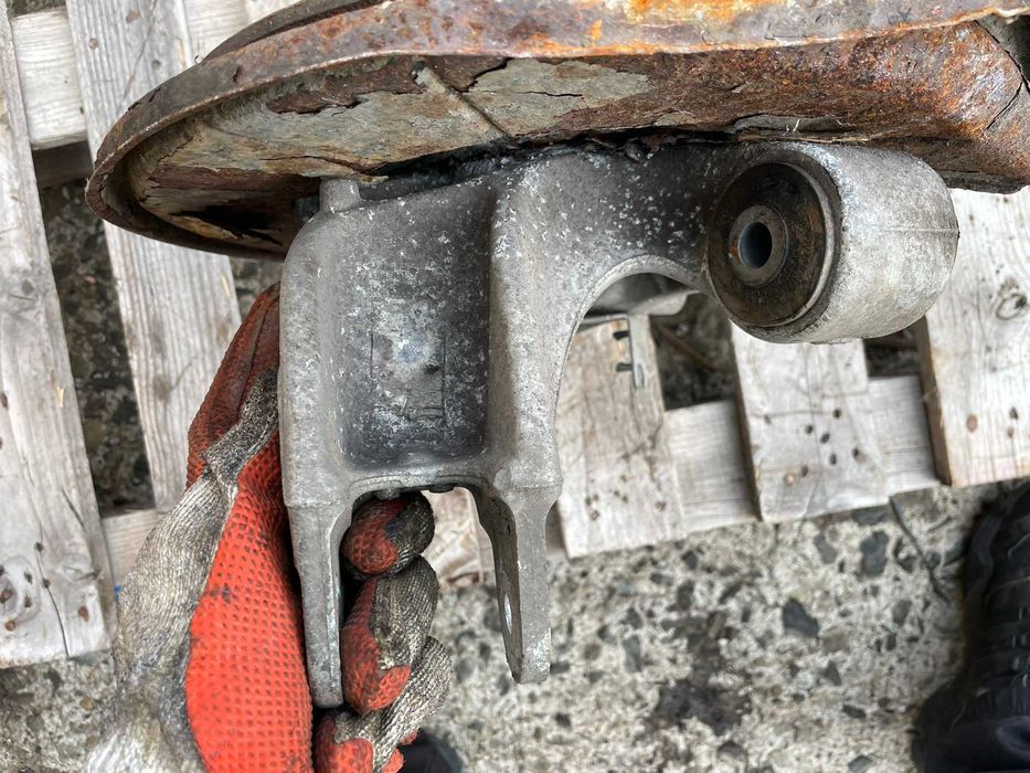 Заден Десен Шенкел Главина Porsche Cayenne 3.0D 92A/2012г