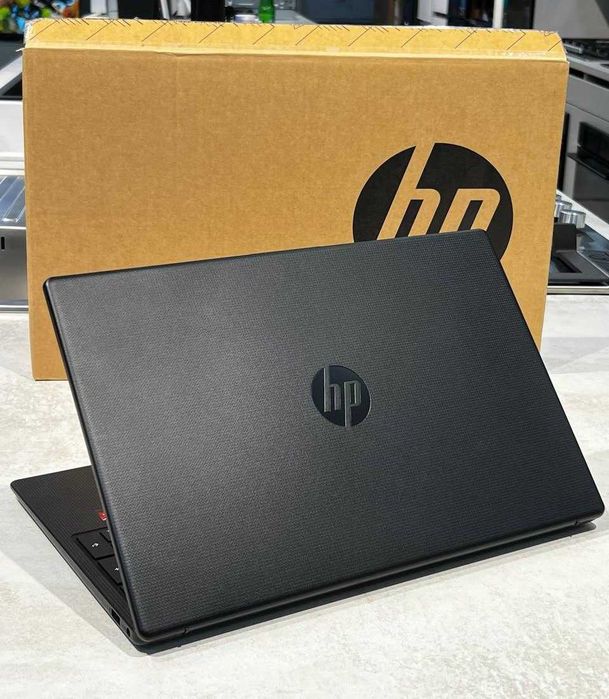 HP Nero Laptop Amd R5 7430U DDR4 8GB SSD Nvme 256GB 15'6 FHD Ips