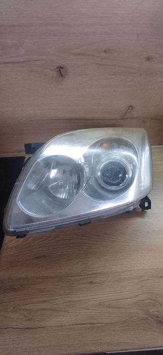 Ляв фар за Тойота Авенсис 2004г