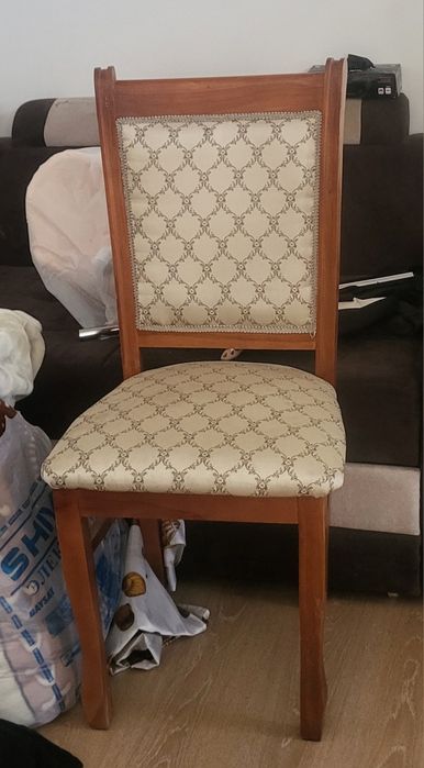 Продам стулья и два стола