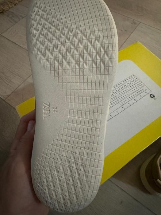 кроссовки ZARA .