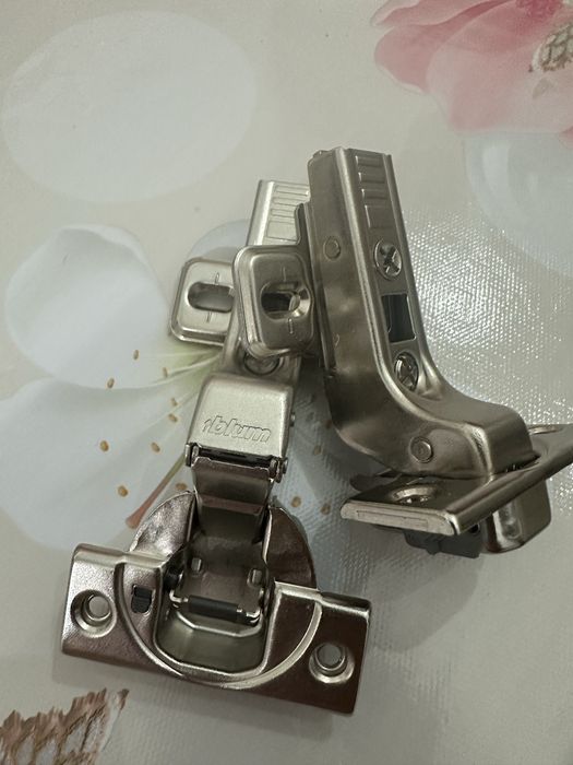 Мебельная петля с доводчиком Blum
