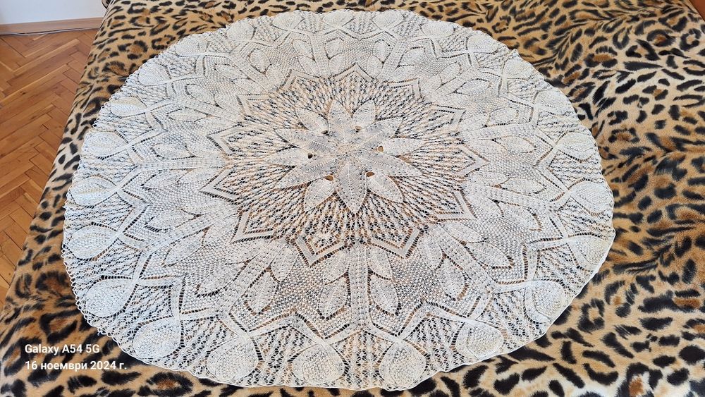 Ръчно плетена  кръгла покривка за маса.