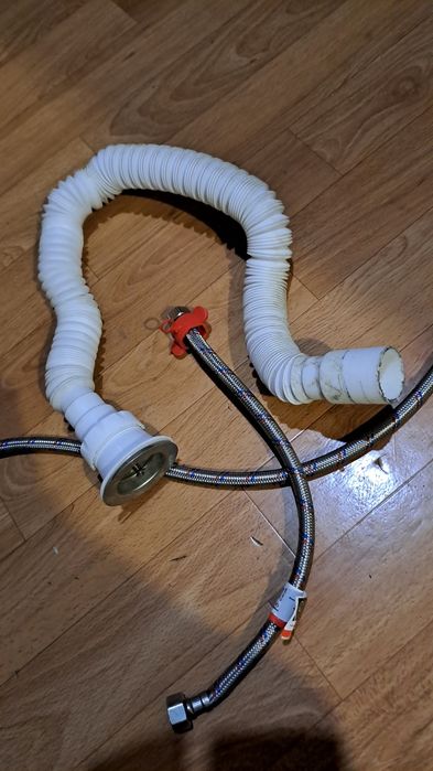 Отдам гофру + 2 шланга. Все в отл .сост.. За плитку шоколада.