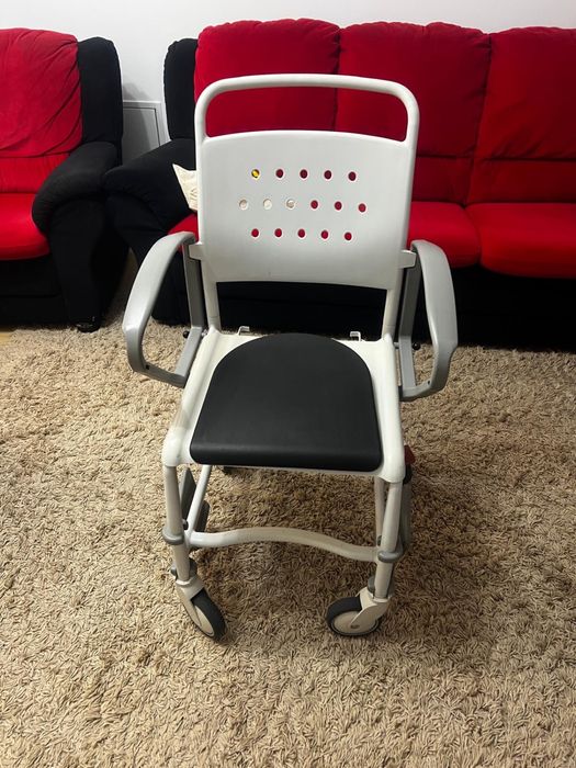 Scaun de toaleta & dus cu galeata detasabila din plastic cu roti