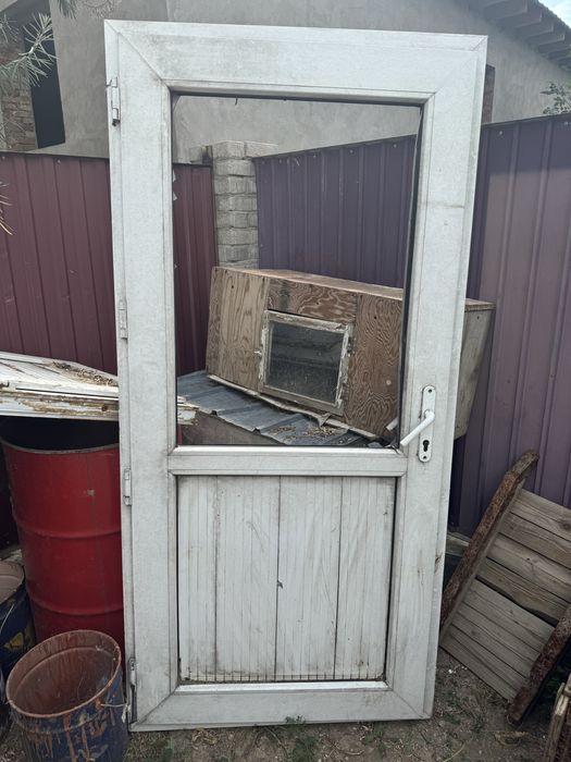 Продам пластиковые двери бу