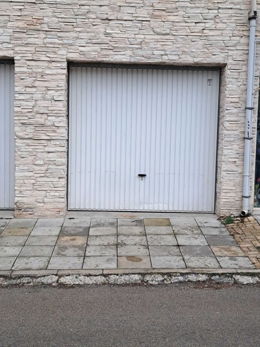 Голям партерен гараж в зона, с директен достъп от улицата.