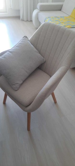 Fotoliu bej / stejar Material textil. Perne din spumă. Picioare din lemn masiv. 66x84x68 cm