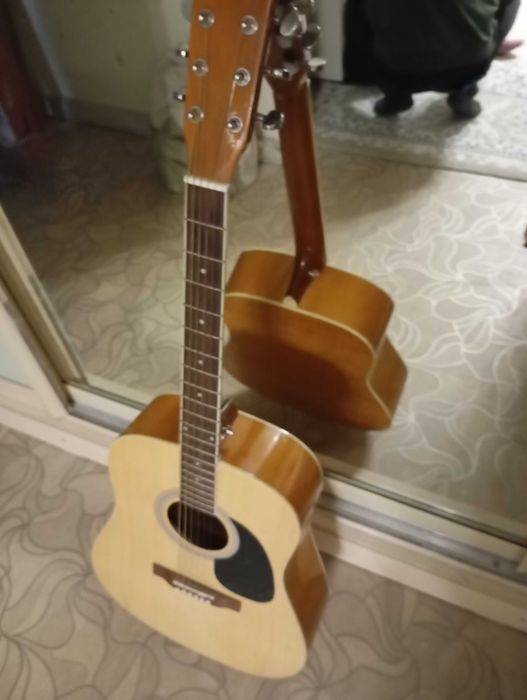 Большая гитара в отличном состоянии