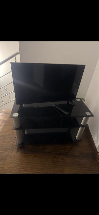Masa sticla tv livinngcomoda 3rafturi cu rotile impecabila nezgâriata