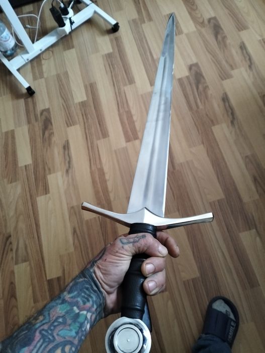Spada medievală cu teacă