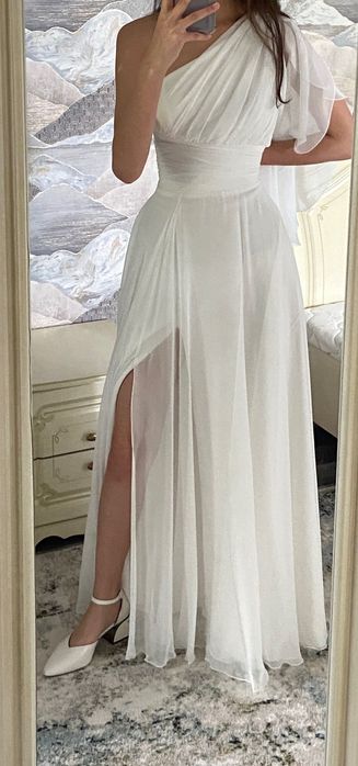 Вечернее платье с открытым плечом