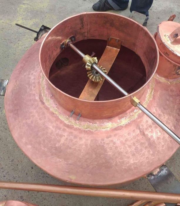 Vand cazane de facut tuica din cupru alimentar avem pe stoc de 80 de litri 
- 100 de litri 
- 120 de litri 
- 140 de litri 
- 160 de litri 
Se pot fa