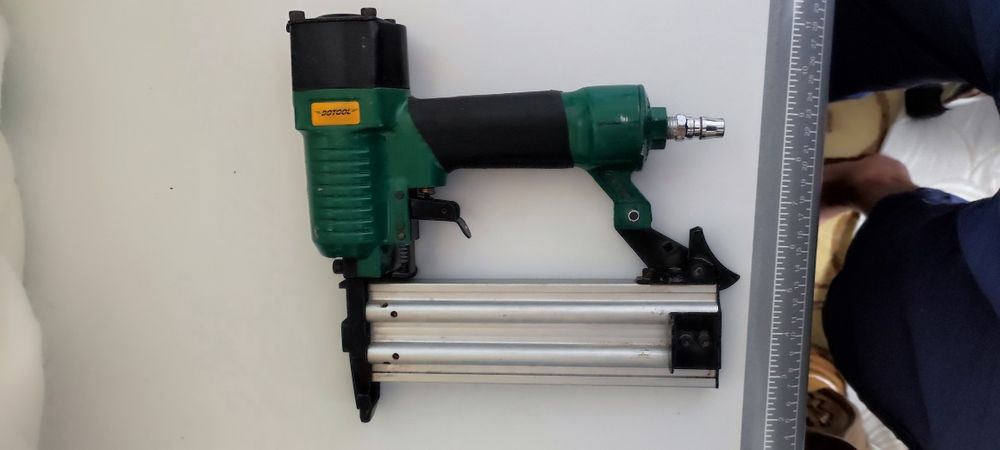 Пневматический пистолет гвозд