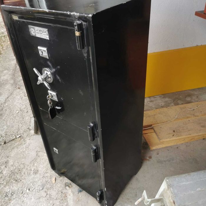 De vanzare 2 seifuri masive cu cheie si o usa metalica