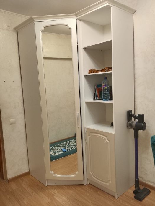 Продам хороший спальный шкаф