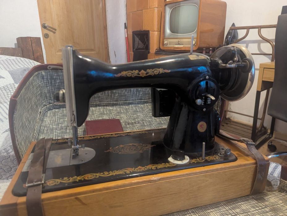 De vanzare masina de cusut veche