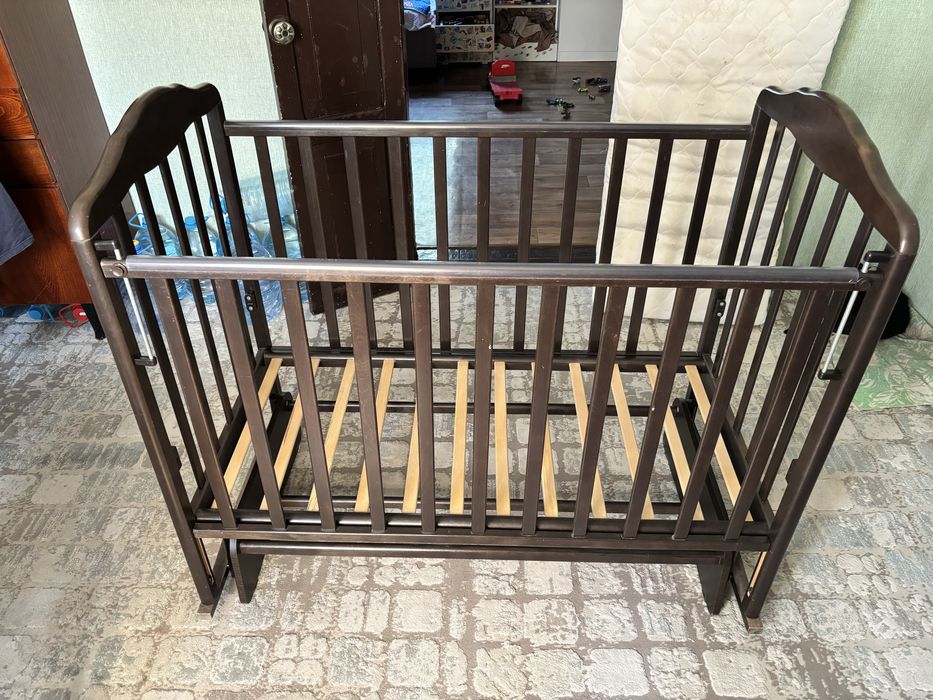 Детская кроватка с матрасом, манеж