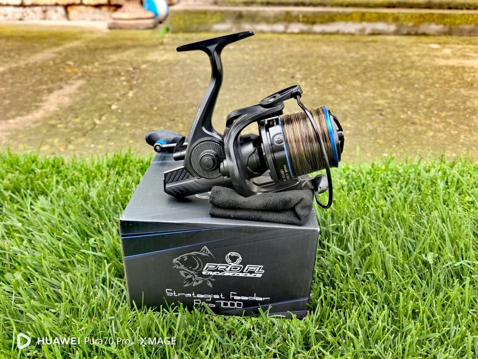 Vând 2 mulinete FL STRATEGIST 8000 (roșie) și 7000 (albastra)