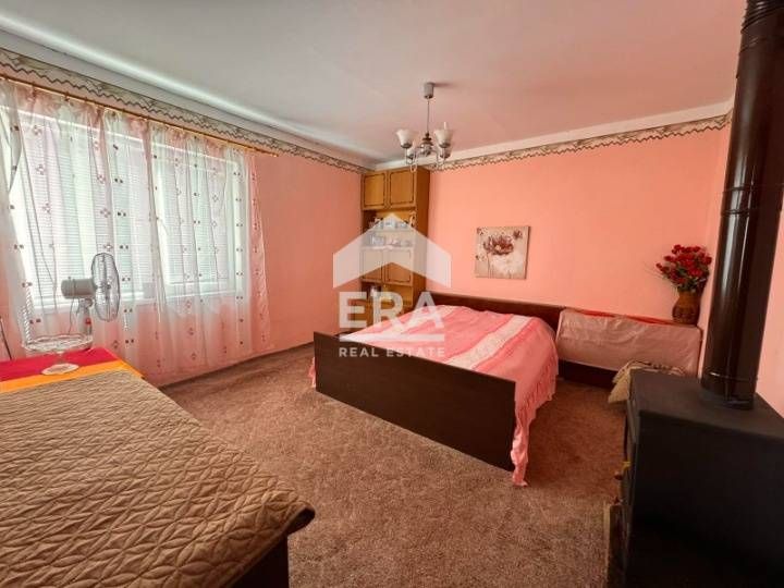 Само в ЕРА Визия! Две къщи, с двоен гараж и голямо дворно място, с пло