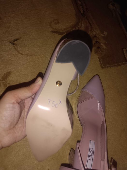 Ayollar oyoq kiyimi.