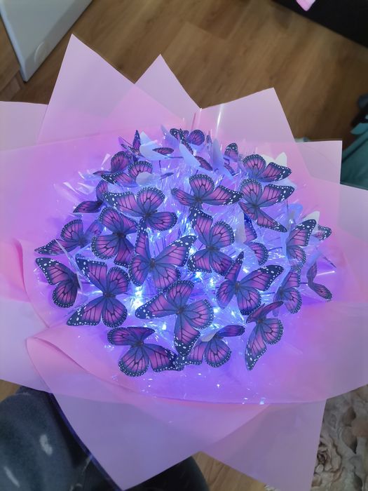 Светещ букет от пеперуди