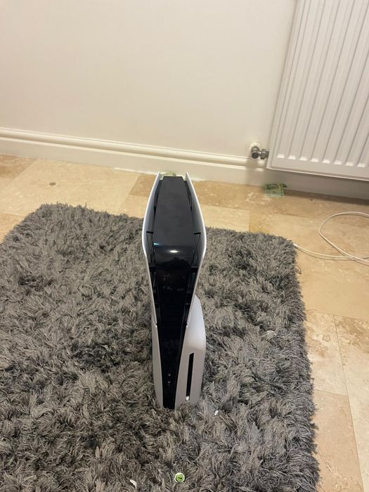 PlayStation 5 (versiunea cu cititor de discuri), cu spațiu de stocare de 1TB