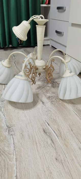 Vând lustra model deosebit