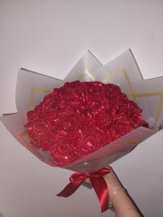 Букети от блестящи вечни рози