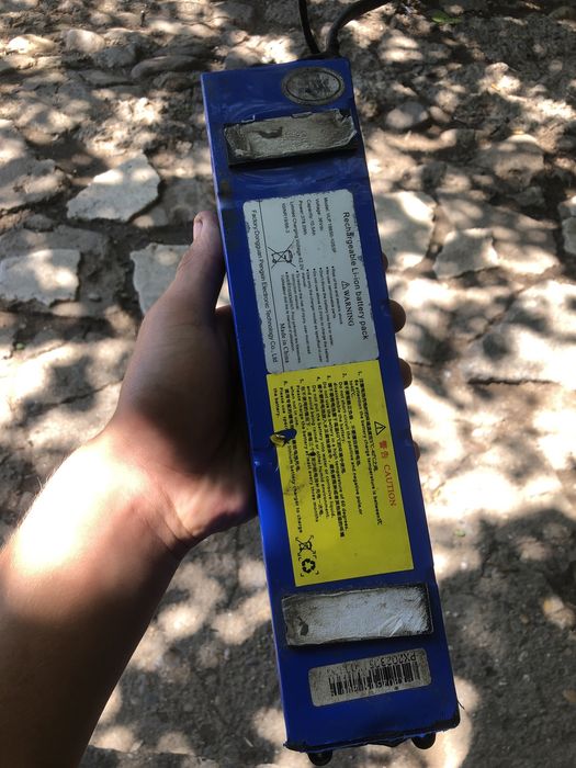 Vand baterie de trotineta electrica e foarte buna doar are rupt locul îla care i bagi surubul car o prinzi de trotineta în rest e Funcționa bilă