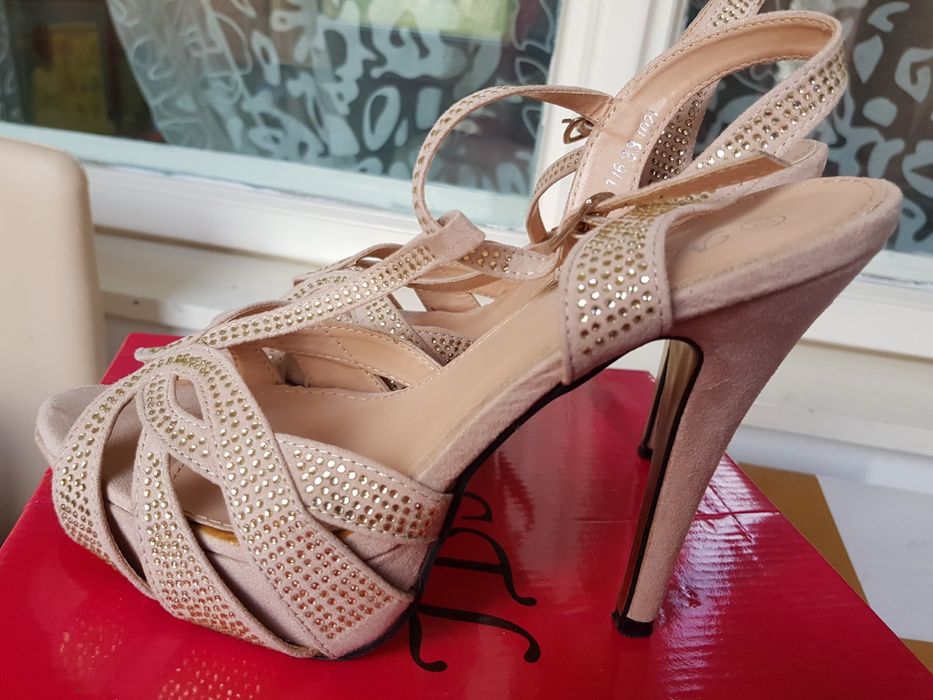 Sandale cu toc noi