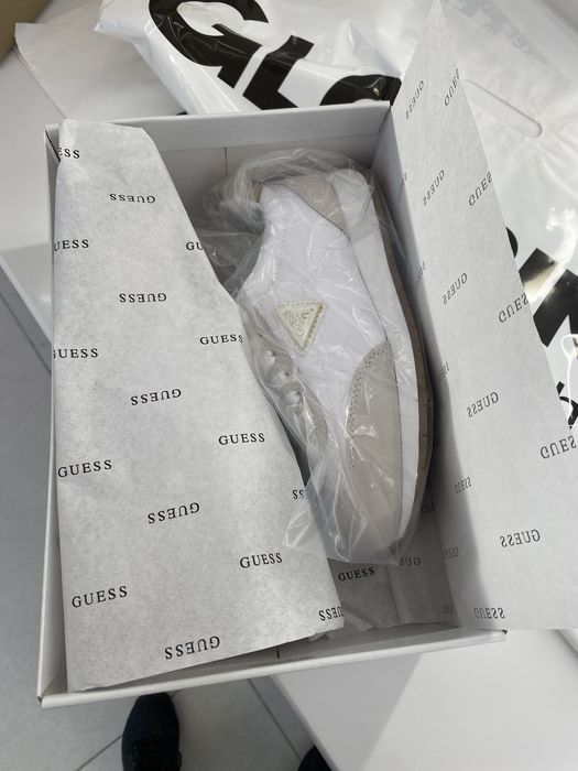 Кроссовки от бренда GUESS