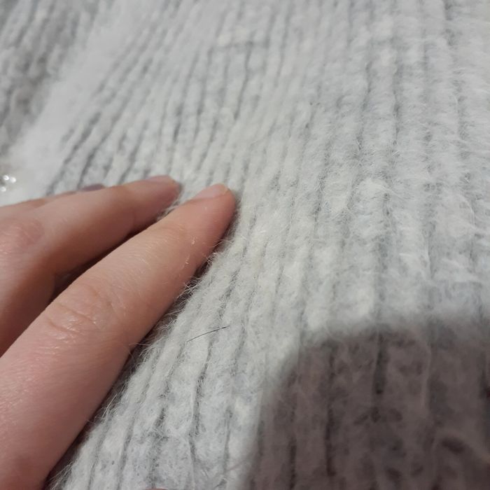 Ayollar jemperi. Oq moqiq sifatli