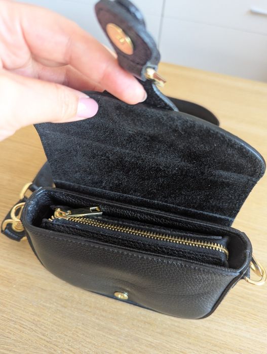 Geanta mini crossbody din piele naturală neagră, cu textură granulată și accesorii metalice aurii