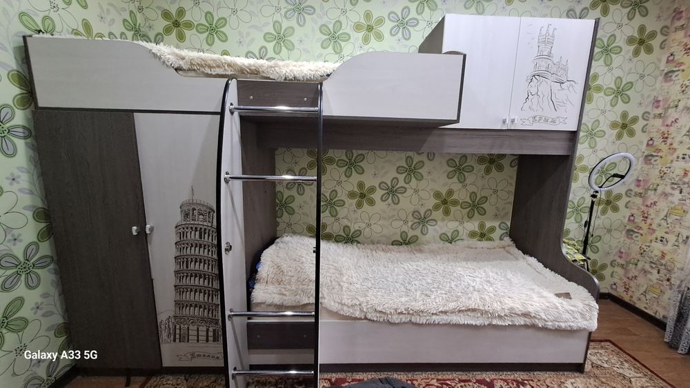 двухярусная кровать со шкафами.