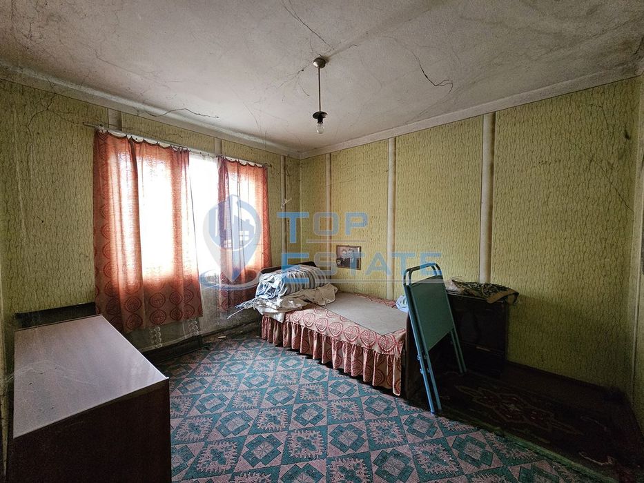 Двуетажна тухлена къща с два гаража и двор в гр. Полски Тръмбеш