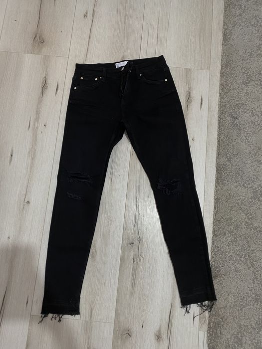 Blugi negrii Bershka