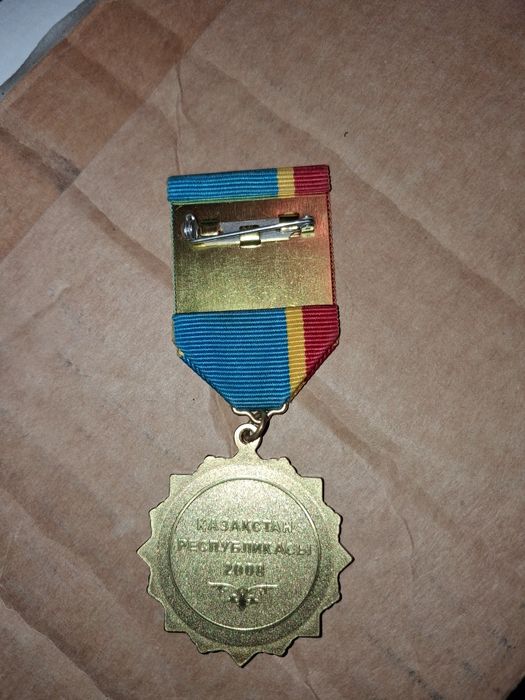 Продам знаки и медаль