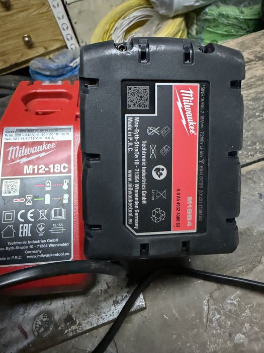 Продаётся батарея и зарядная станция от шуруповерта Milwaukee M18