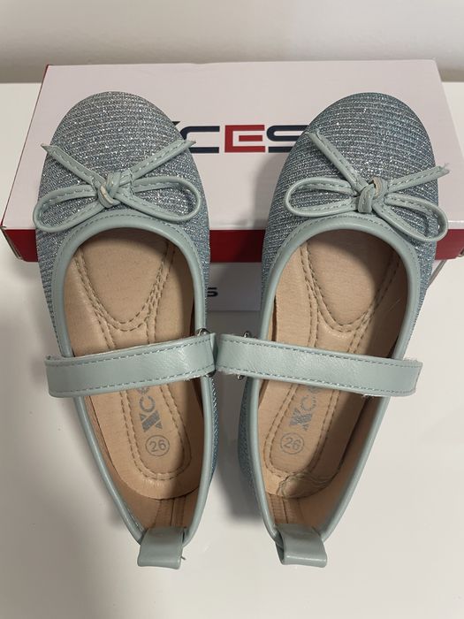 Блестящи детски обувки